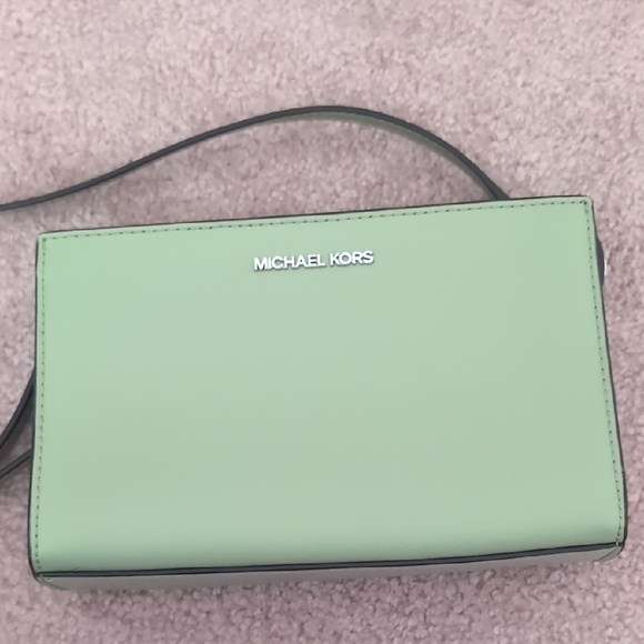 Michael Kors Sheila Small Crossbody Bag - Picture 1 of 4